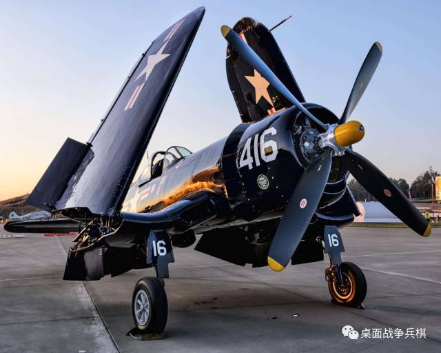 f4u"海盗"战斗机,其螺旋桨非常具有机械美感