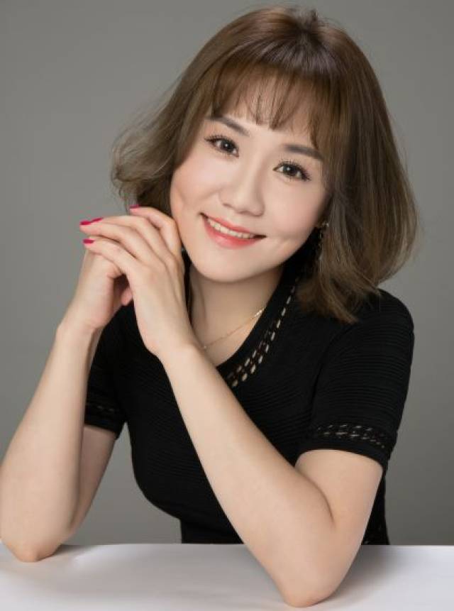 演员简介 方亚芬 国家一级演员,当代越剧表演艺术家,著名"袁(雪芬)派"