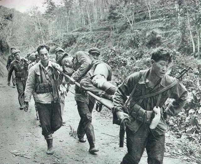 中越战争回顾:战士猫耳洞里包饺子,被抬走的伤员看着让人揪心