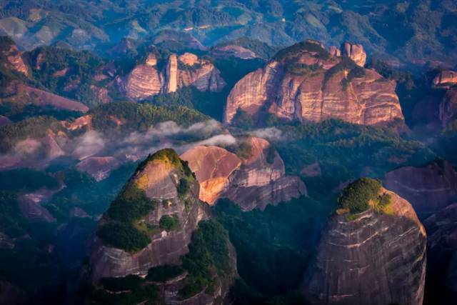 别只知道武夷山!这里就藏着国内最完整的丹霞地貌,还一山跨两省