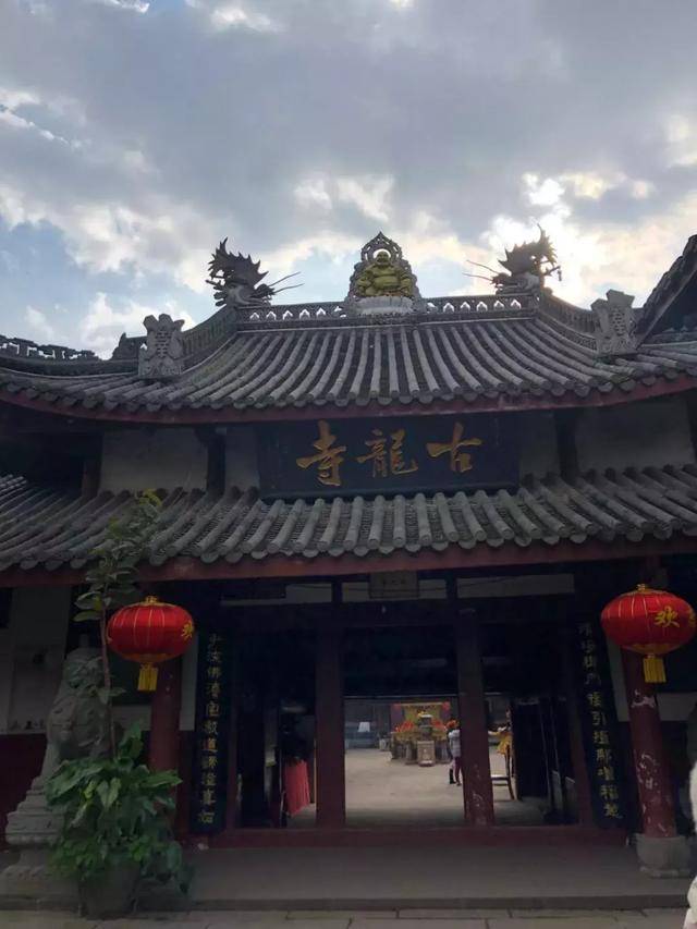 古龙寺,镇江寺,潮音寺,与黄龙溪正街形成一街三寺庙的景观.