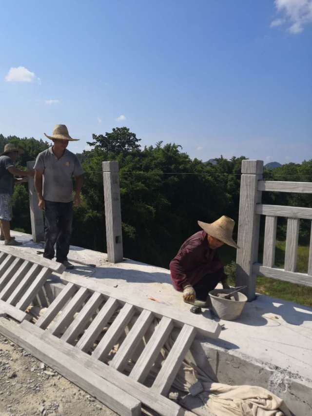 水泥仿木栏杆斜坡栏板样式 3,栏杆校正:没拼装完成一