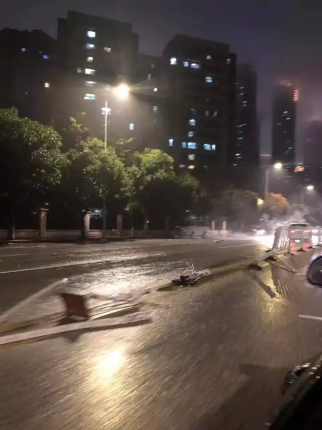 现场视频 而据现场街坊猜测 此次 小车发生车祸 与下雨视线模糊,路面