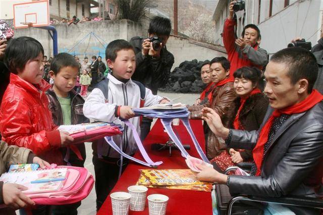 2008年5月12日,汶川地震,马华第一次开始以捐助人而非受助对象的身份