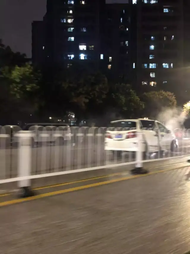 彩滨北路发生车祸,下雨视线差,路又滑,请车主小心驾驶!