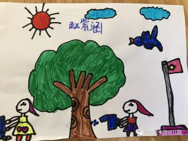 画画幼儿园的小树 回到教室我们的小朋友们都迫不及待地拿起画笔画起