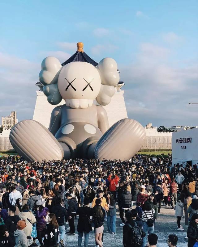 潮流| 「kaws:holiday」本月降落香港,又有新的打卡点了