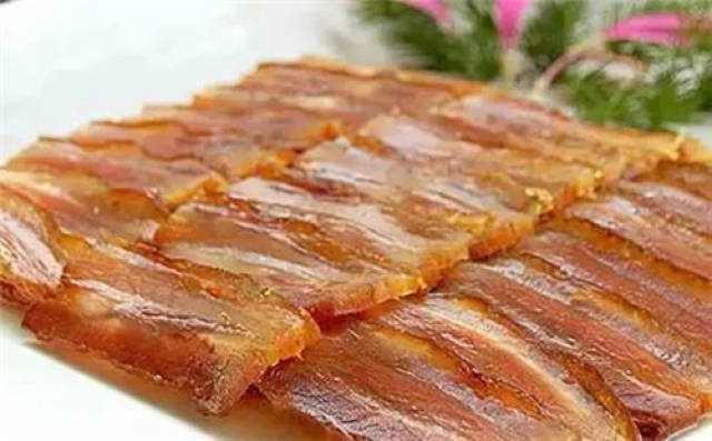 油底肉小档案▼油底肉是四川攀枝花当地的特产食材,属于腊肉的一种.