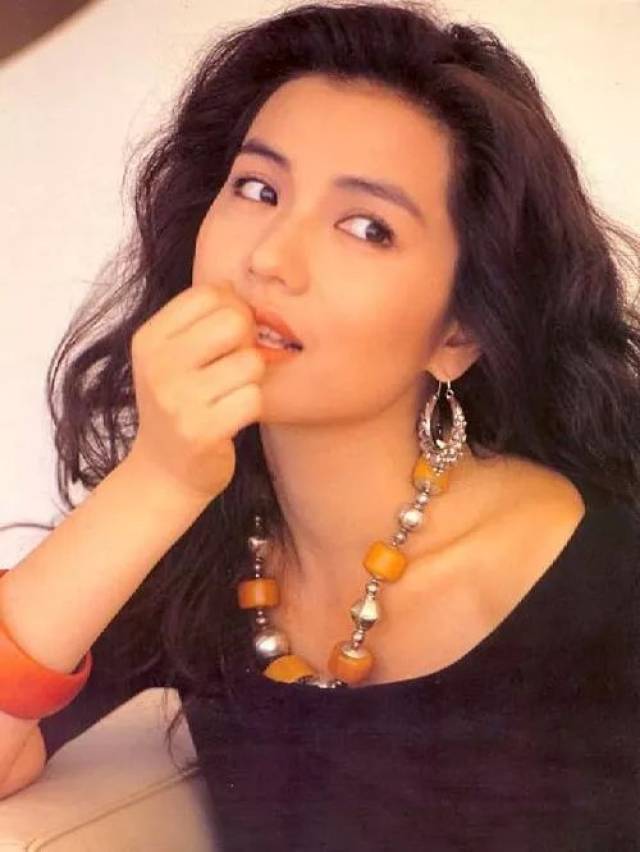 20世纪80年代,钟楚红在香港影坛大红大紫,她凭借塑造的电影角色受到