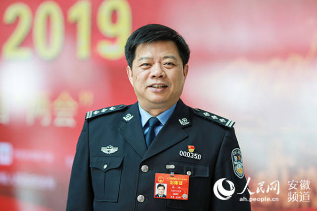 全国人大代表陈林:应将警衔津贴纳入人民警察