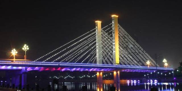 2010年凯赛大桥斜拉索上安装景观灯又一个标志性的建筑在济宁诞生成为