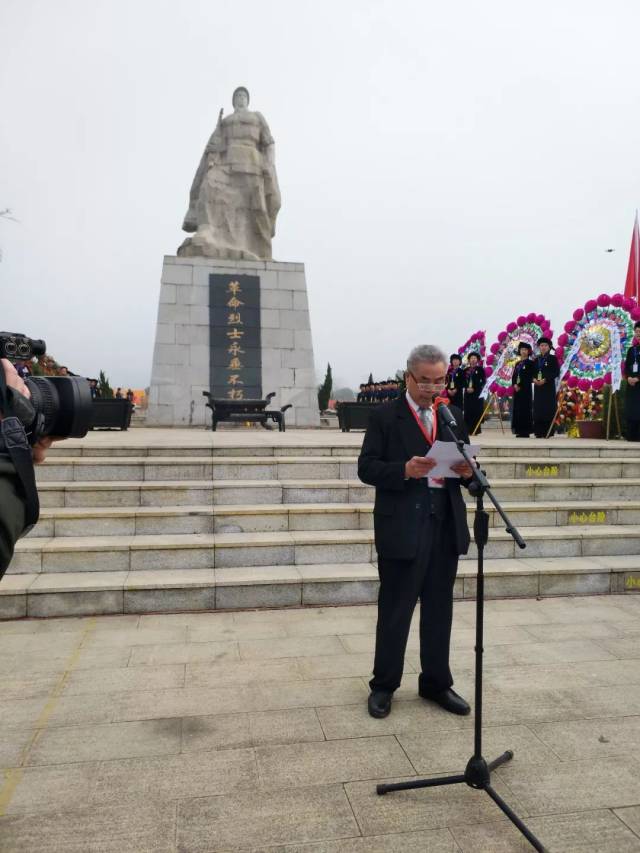这一天的龙州烈士陵园内,数千人高喊"英烈回家."