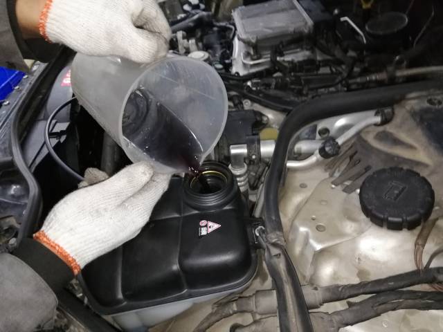 10多年的经典老车奔驰e280防冻液补水壶老化碎裂