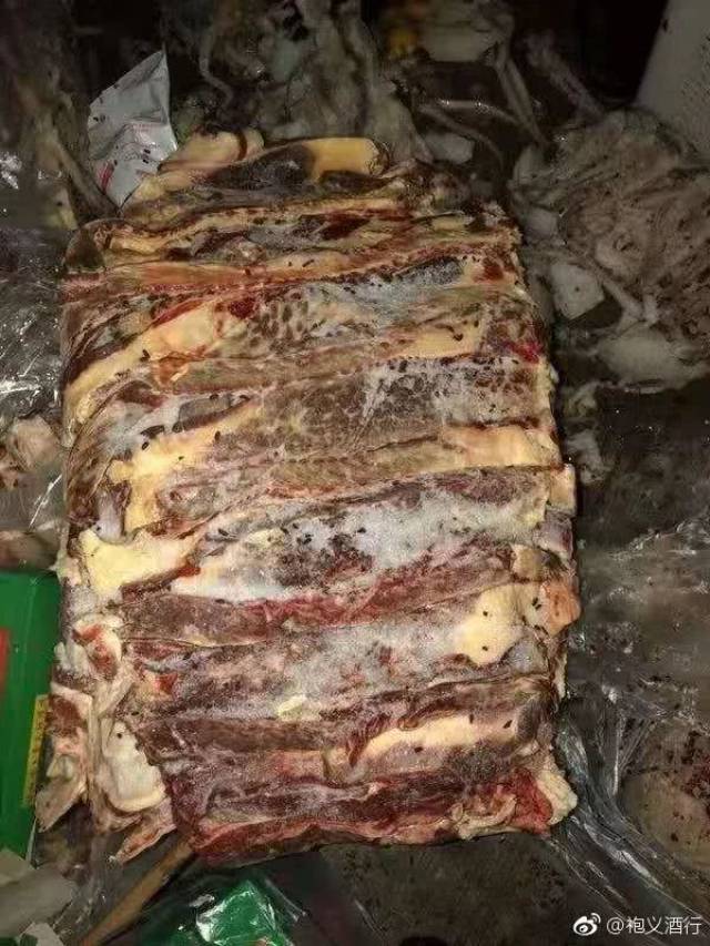 触目惊心!温江一小学食堂给孩子吃发霉水果,变质冻肉