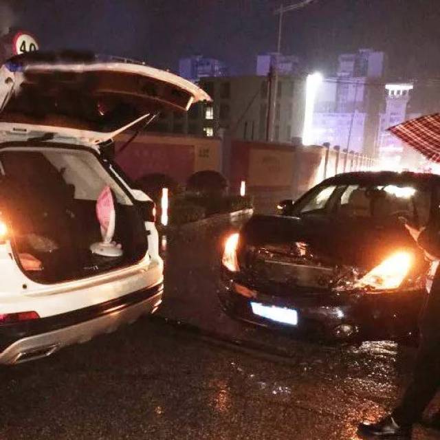 英德发生一起交通事故!夜里2辆小车相撞