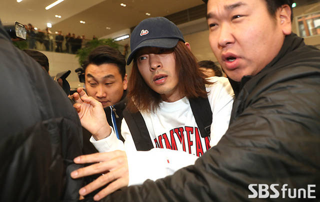韩国歌手郑俊英道歉战争片《全部中断》,认罪偷拍全集古罗马性爱电影大演艺图片