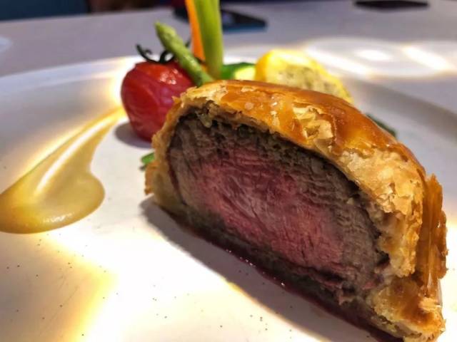 惠灵顿牛排佐香料小土豆和羊肚菌汁