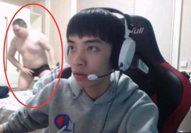 PDD现身小马直播间,无意间被拍到换衣服,网友