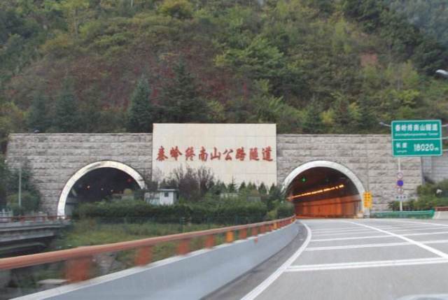 秦岭终南山公路隧道北起西安市长安区青岔,南至商洛市所辖的柞水县