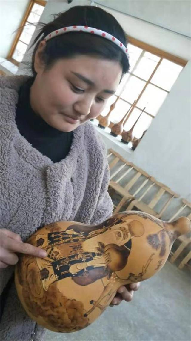 河南卫辉:爱上葫芦烙画的女人