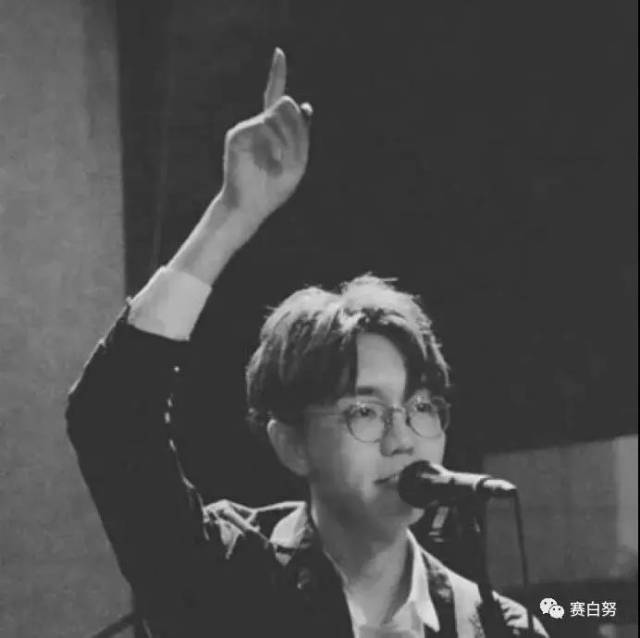 在选矿场的专访中,陈鸿宇提到了自己其实 并不愿意被标签为民谣歌手