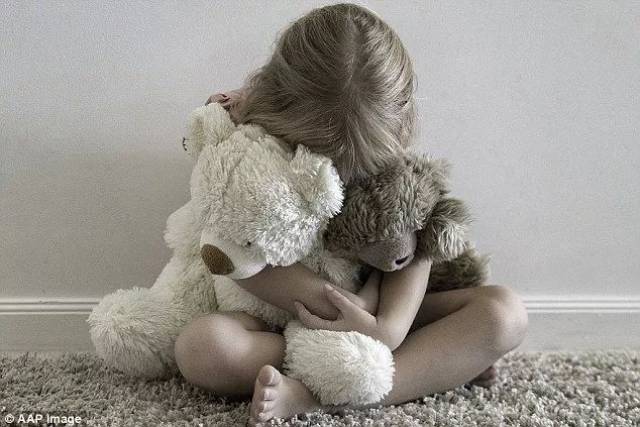 昆州父亲竟带儿子看色情片？无数恋童癖，每天