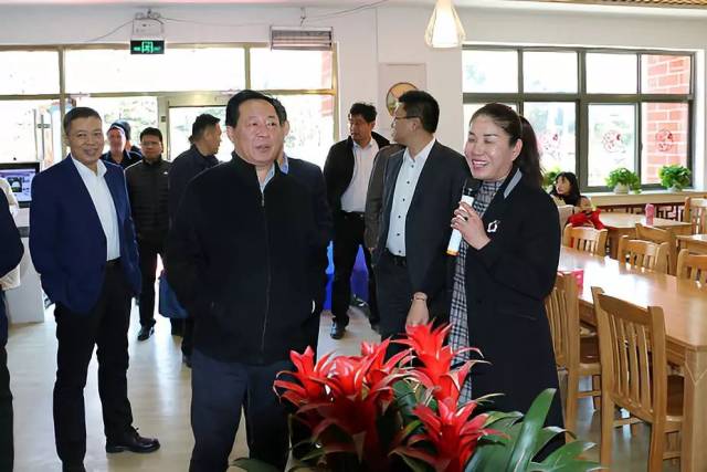 青岛市民政局局长王哲调研西海岸新区基层民政工作