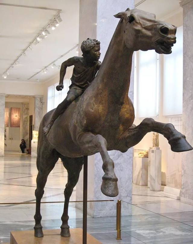 jockey of artemision 约公元前150年 在古希腊雕塑里 表现'骑马'的