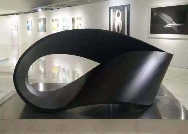 莫比乌斯带应用于雕塑作品