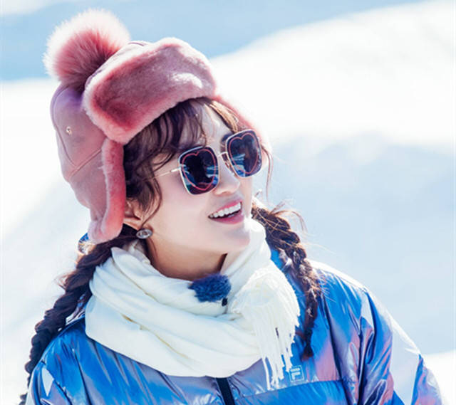 看了买超求婚的视频,网友吐槽张嘉倪肤色太黑