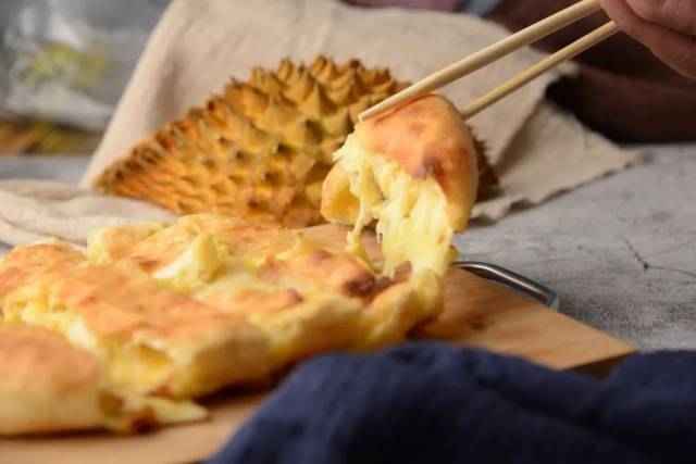 Hi.SuLi~火爆全网的『网红芝士榴莲饼』限时特价19.9元,空降乐宾B1层台湾街!仅此500份哦~