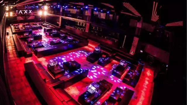 郑恺的夜店一晚收入上百万,门口豪车扎推,劳斯