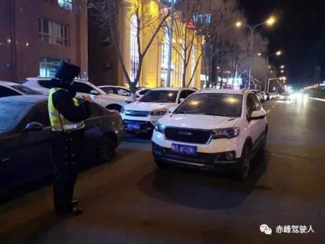 赤峰俩司机违章被抓拍,为啥还挺乐?