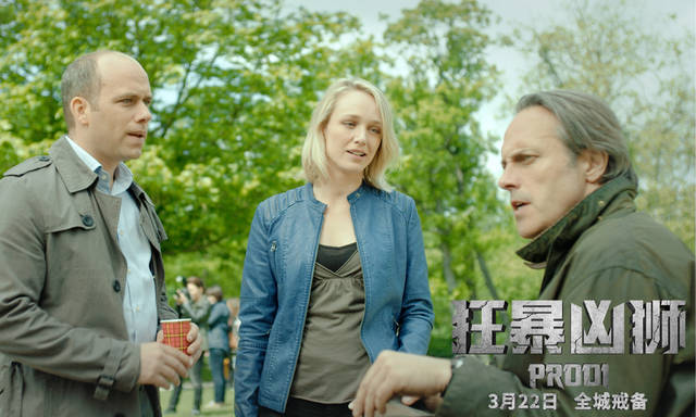 《狂暴凶狮》曝最新亲子人兽飙战上演猎杀危情动画电影剧照背景图片