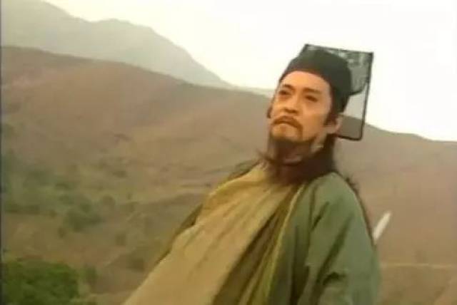 96版《笑傲江湖》已故演员王伟饰演的岳不群严肃之中自带喜感,至今