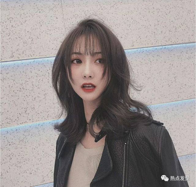 云朵烫最适合中长发了,烫型不烫卷,随性慵懒的调调让女孩们爱不释手.