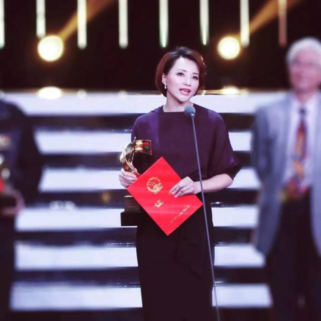 董卿倪萍两代央视一姐罕见合体,风光无限的她们为何泪