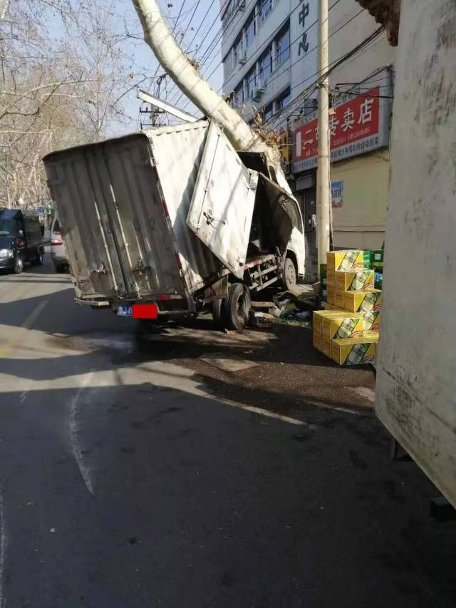 泰安夜市上一货车撞在了路边大树上!货车门都掉了!