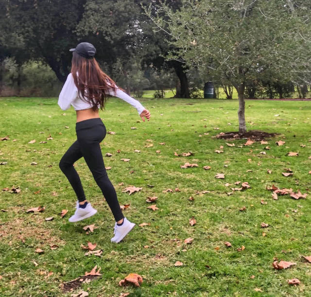 31岁周玲安晨练跑步,上演时速疾风少女,脚下生