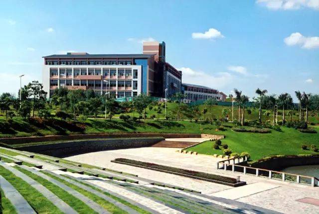 占地1500亩,地处广东省五个大学园区之一南海软件科技园.
