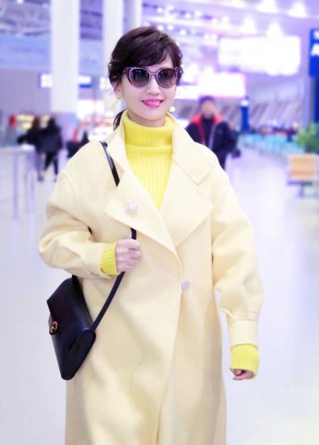 赵雅芝是"气质女神",这是大家公认的,配上这一套休闲装,依旧能够体现