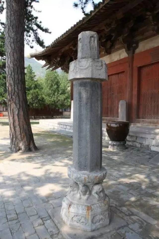 五台山佛光寺有两座唐代经幢,一座建于唐大中十一年(公元,857年),立