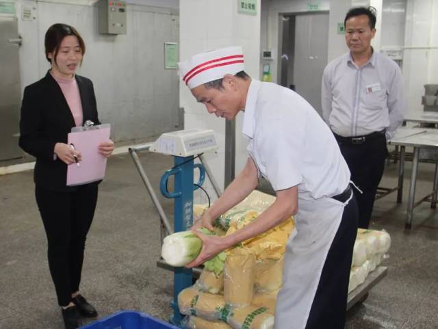 整个验收过程要有三个经验丰富的验收员把关,确保食材的安全可靠.