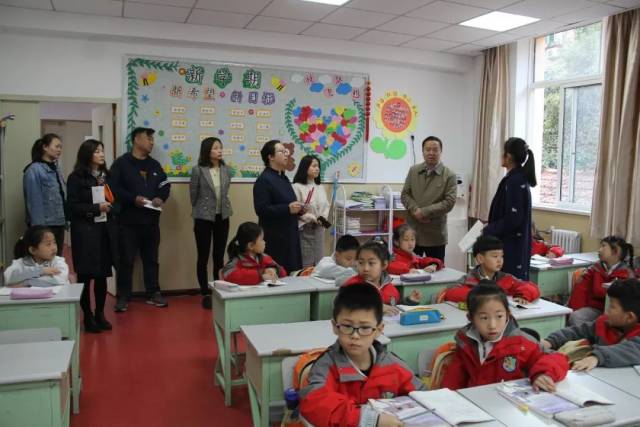 3月14日,陕师大实验小学校长罗坤,副校长张婉玲带领全体中层对各