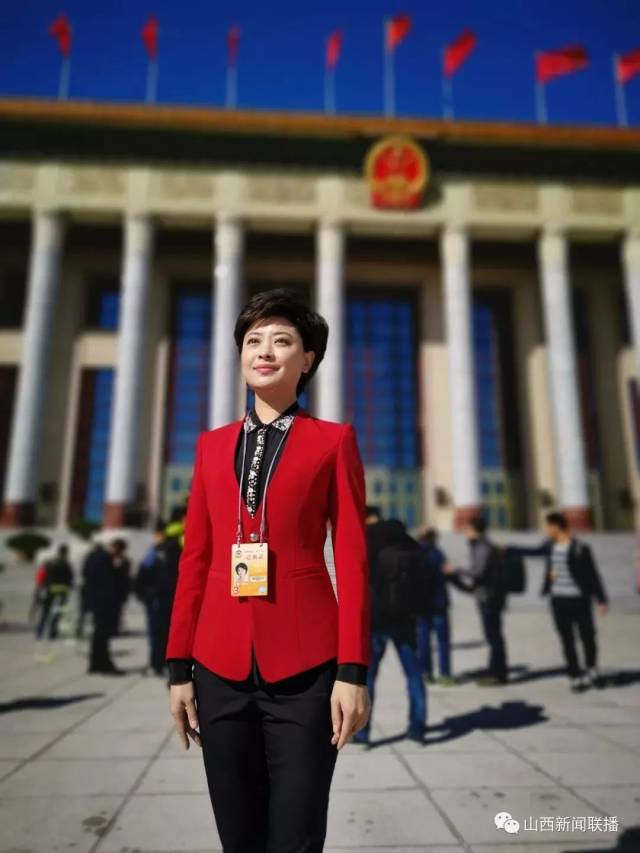 图上的这位,是新闻中心的主播赵建华在人民大会堂前报道"两会"的样子.