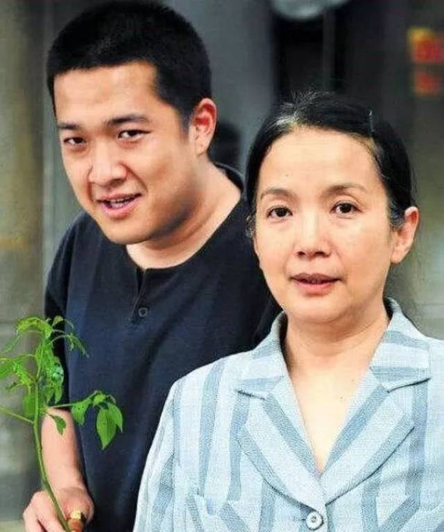 63岁张丰毅二婚老婆曝光,鲁豫直呼好漂亮,难怪抛妻弃子也要娶