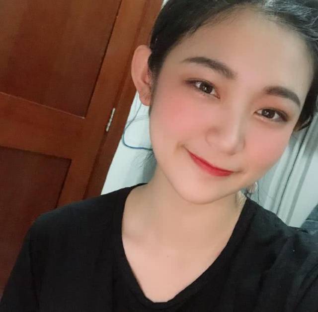 胡先煦19岁女友晒照大眼睛双眼皮成熟漂亮像陈意涵
