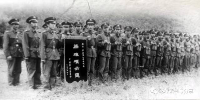 全连官兵面向锦旗宣誓:不负众望,珍惜荣誉,用硬骨头精神锻造英雄连