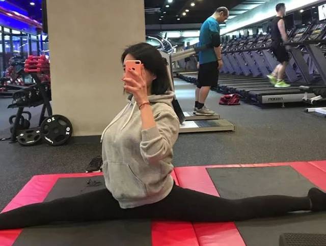 韩国美女酷爱一字马,健身房练出魔鬼身材,只为成为国际嫩模!