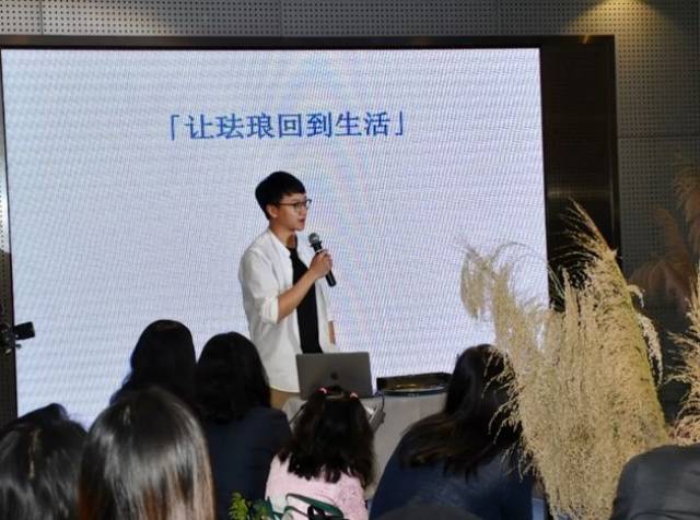 "广州珐琅"省级非遗传承人代表杨志峰介绍中彩珐琅制作工序